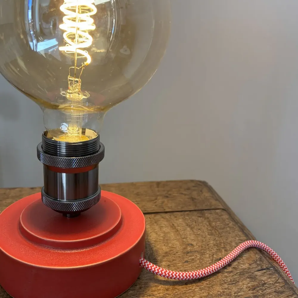 Objets de décoration - Pied de Lampe Gaïa Rouge - Ampoule Tourbillon - LES POTERIES DE SWANE
