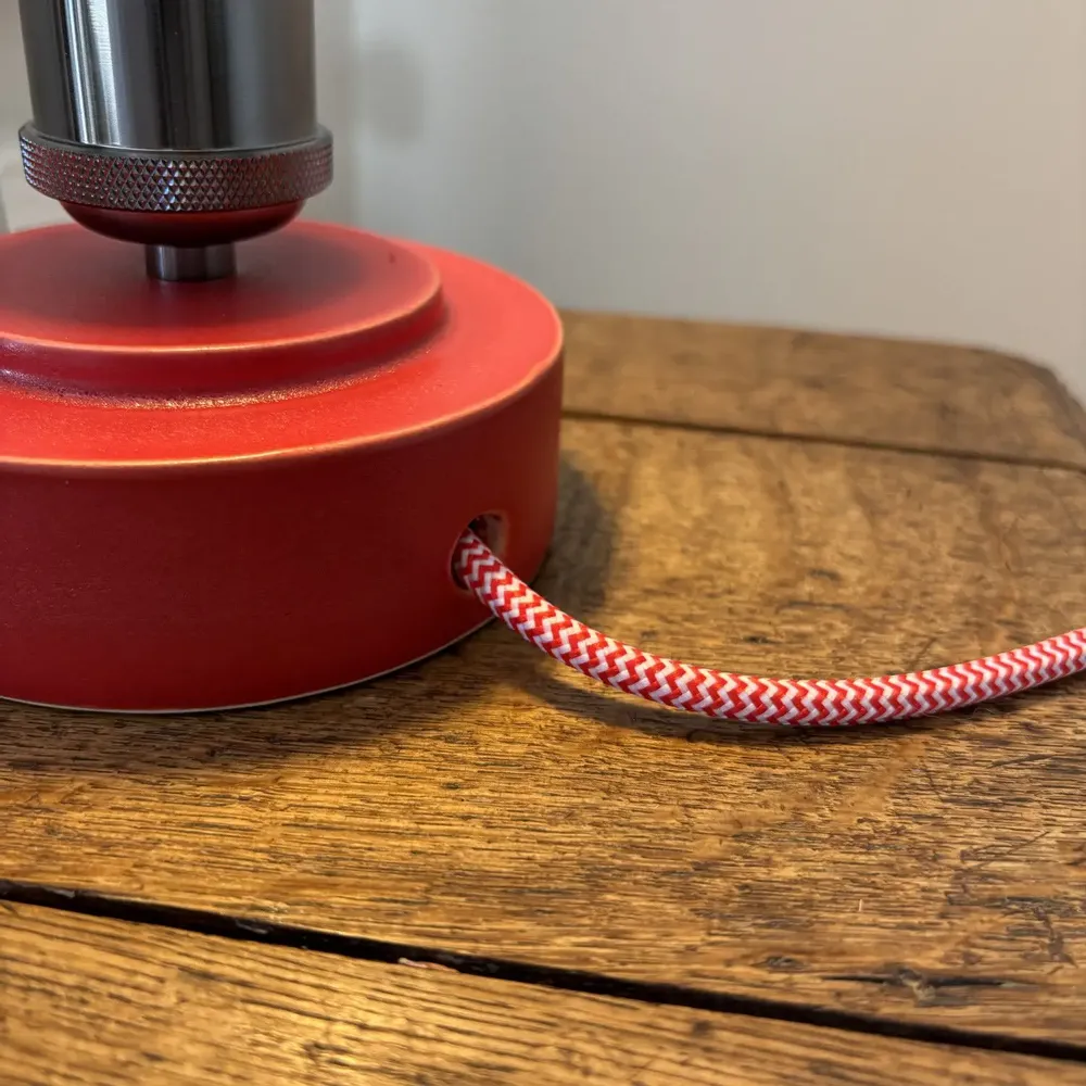 Objets de décoration - Pied de Lampe Gaïa Rouge - Ampoule Tourbillon - LES POTERIES DE SWANE