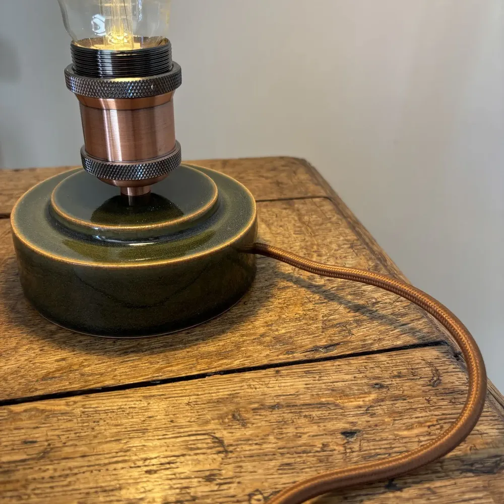 Objets de décoration - Lampe à poser Gaïa Vert Foncé - Ampoule Tourbillon - LES POTERIES DE SWANE