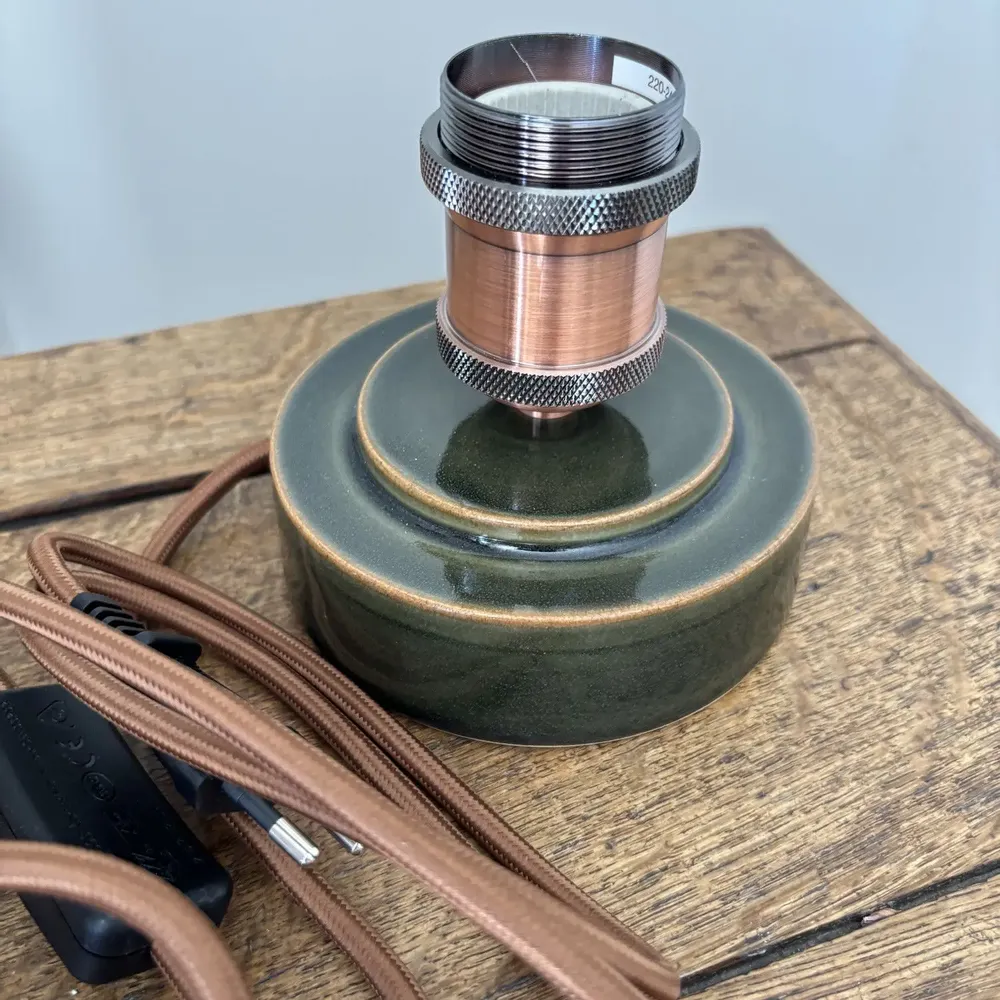 Objets de décoration - Lampe à poser Gaïa Vert Foncé - Ampoule Tourbillon - LES POTERIES DE SWANE