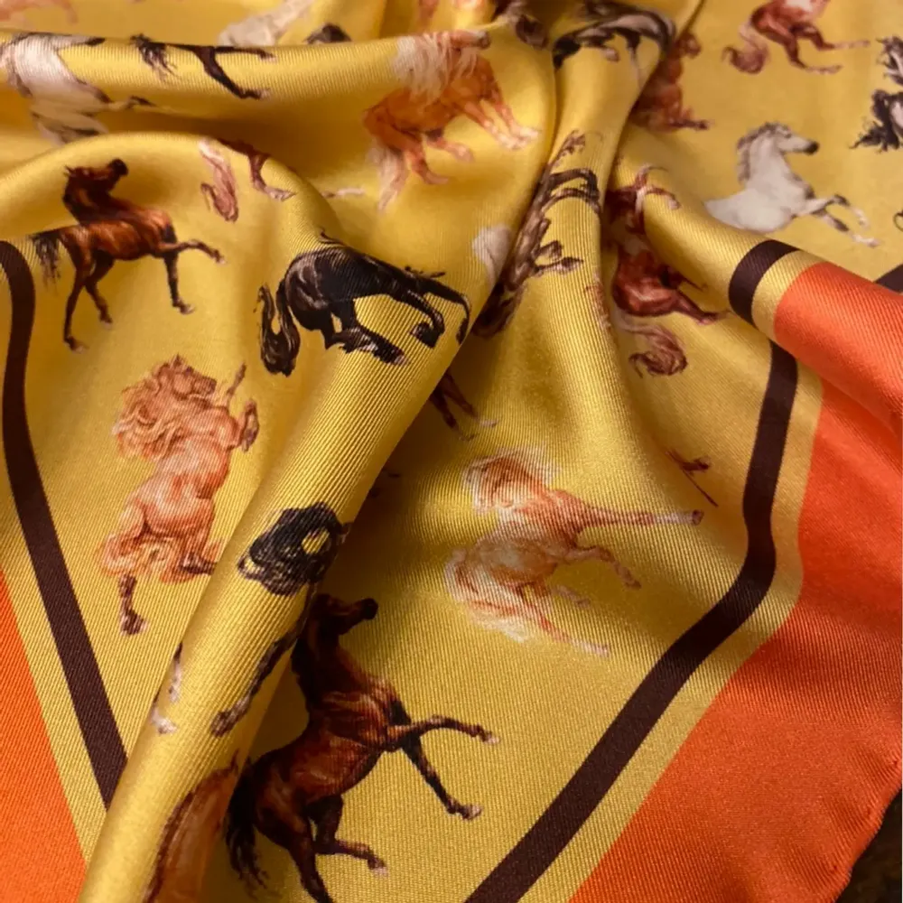 Foulards et écharpes - Foulard en Soie Majestic Horses Golden 45x45 CM - RALUFINEART