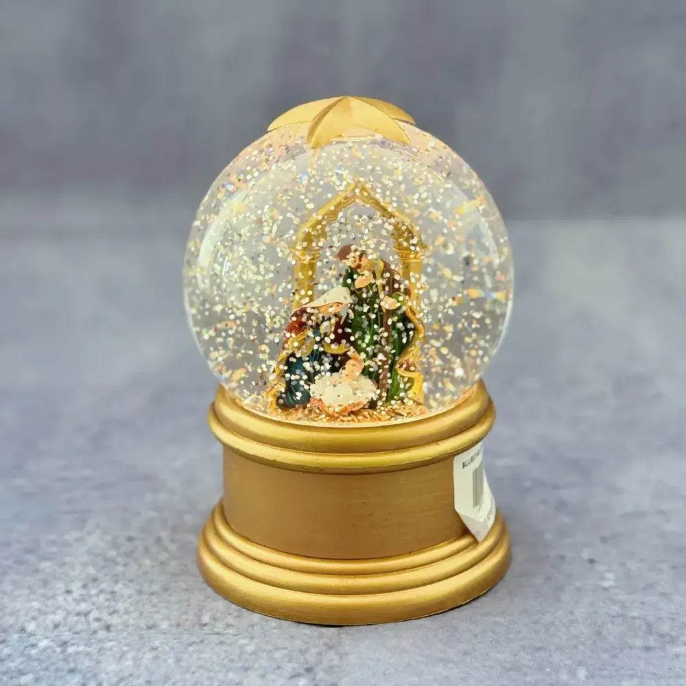 Crèches et santons - Boule à Neige LED avec Crèche – Sainte Famille, Paillettes et Lumière Chaleureuse - BLUE STAR B.V.
