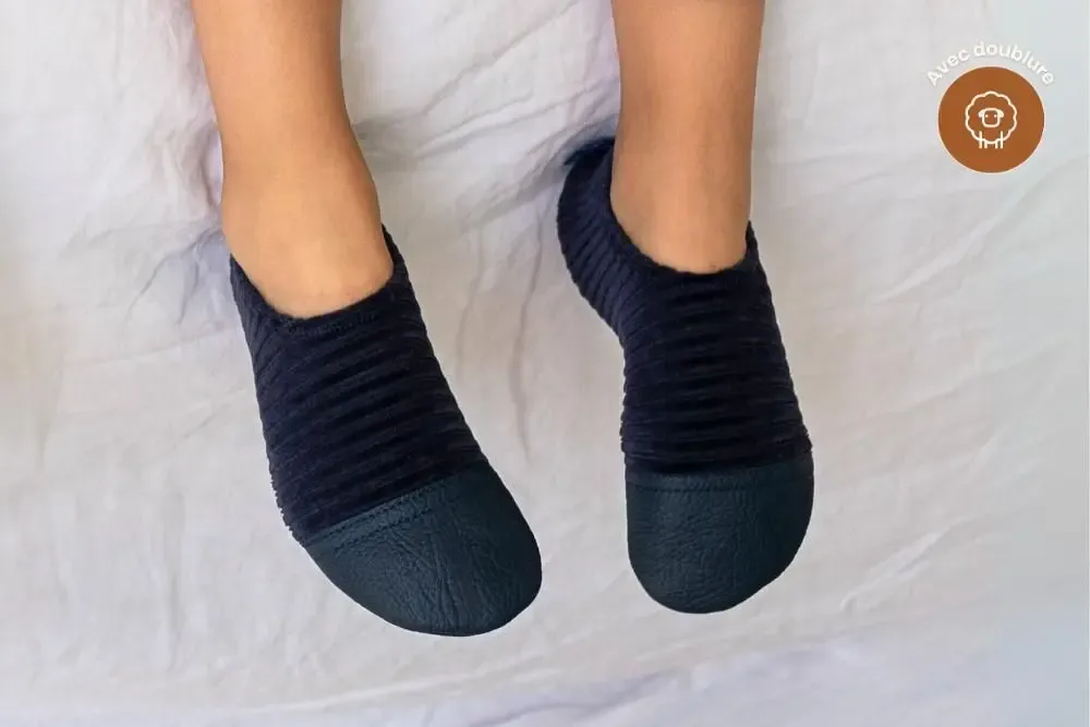 Children's fashion - Chaussons souples d'intérieur - Les Petits Velours Bleu Profond - LES PAS PETITS