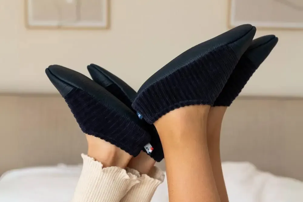 Children's fashion - Chaussons souples d'intérieur - Les Petits Velours Bleu Profond - LES PAS PETITS