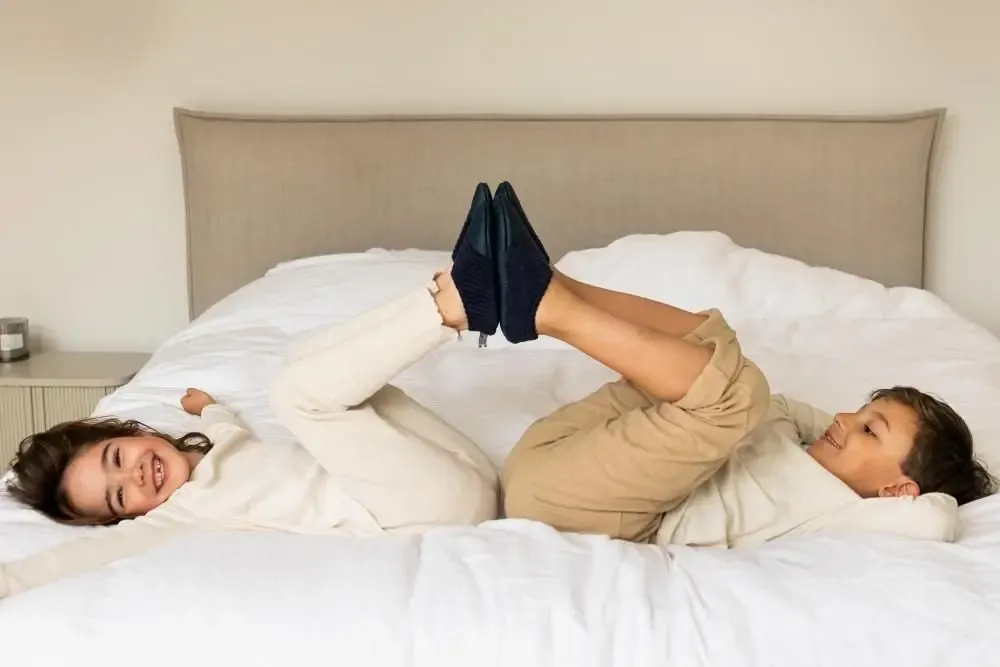 Children's fashion - Chaussons souples d'intérieur - Les Petits Velours Bleu Profond - LES PAS PETITS