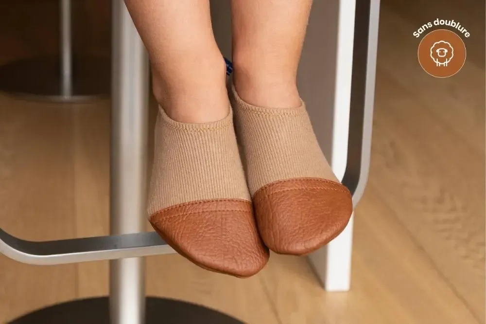 Children's fashion - Chaussons souples d'intérieur - Les Petits Jerseys Noisettes - LES PAS PETITS