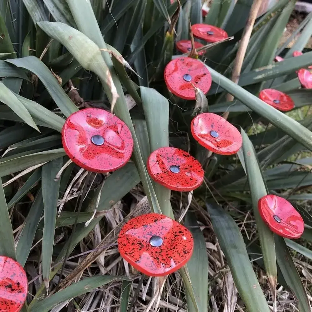Floral decoration - Small Glass Flower For Outside In Red-Black - CARNEOL GLASS