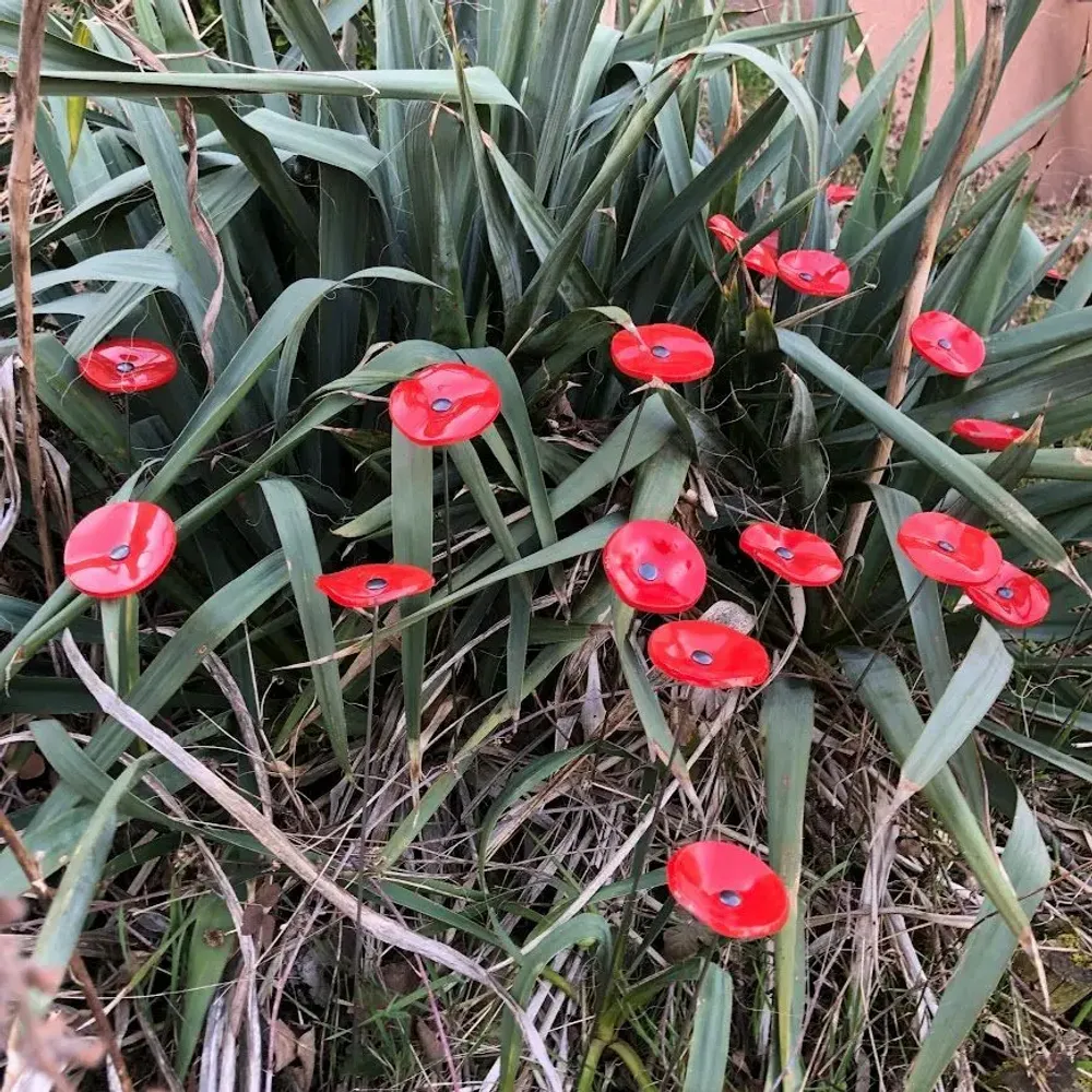 Floral decoration - Round small glass flower for outdoor use in red colour - CARNEOL GLASS
