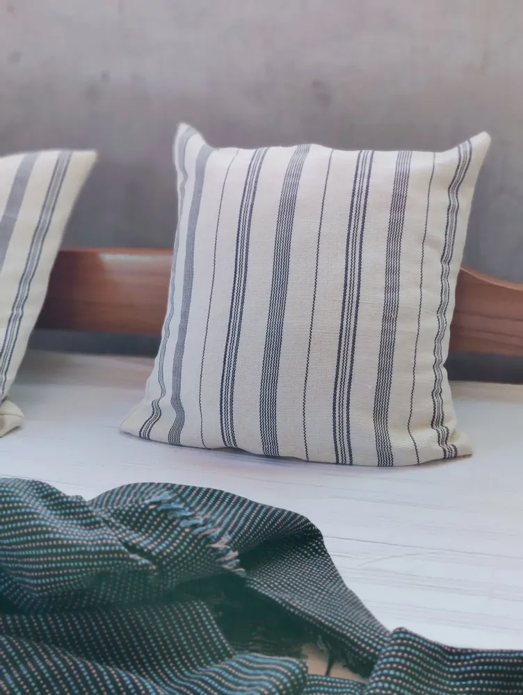 Coussins textile - Housse de coussin tissée à la main | Tsiame beige à rayures bleues - SOLOKO