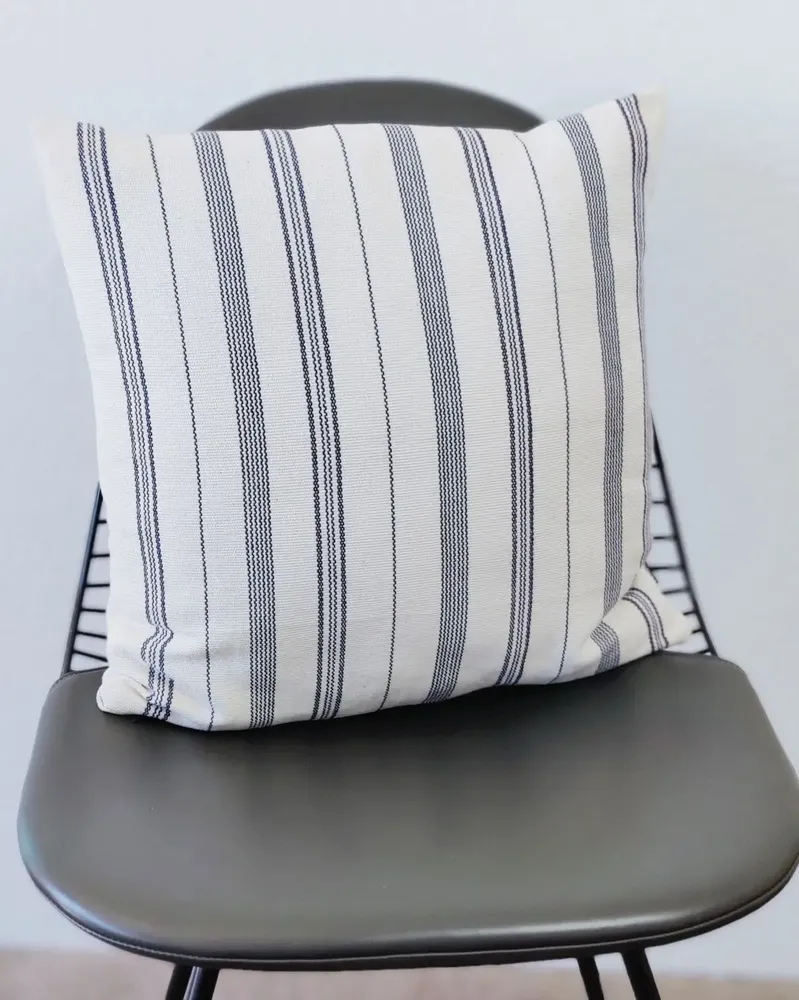 Coussins textile - Housse de coussin tissée à la main | Tsiame beige à rayures bleues - SOLOKO