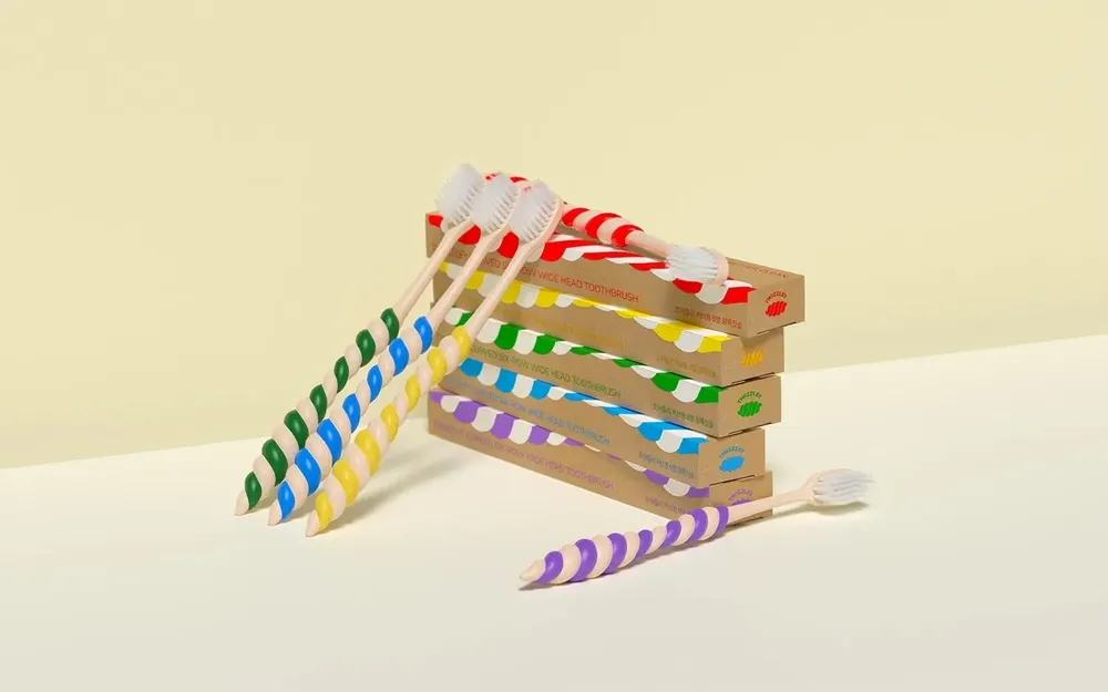 Accessoires à poser - [TWIZZLEY] BROSSE À DENTS INCURVÉE À TÊTE LARGE À 6 RANGÉES (CRAYON) - SEOUL DESIGN FOUNDATION