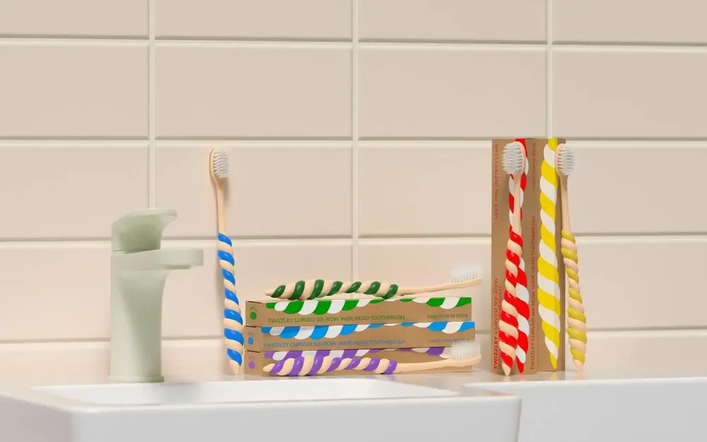 Accessoires à poser - [TWIZZLEY] BROSSE À DENTS INCURVÉE À TÊTE LARGE À 6 RANGÉES (CRAYON) - SEOUL DESIGN FOUNDATION