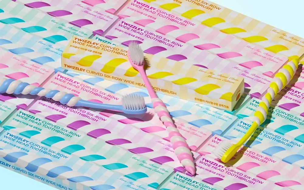 Accessoires à poser - [TWIZZLEY] BROSSE À DENTS INCURVÉE À TÊTE LARGE À 6 RANGÉES (MACARON) - SEOUL DESIGN FOUNDATION