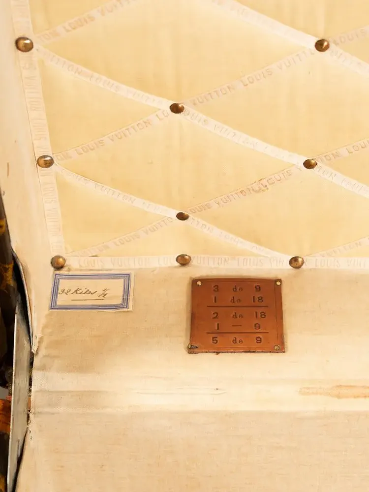 Decorative objects - Louis Vuitton Courier Box - BAGAGE COLLECTION