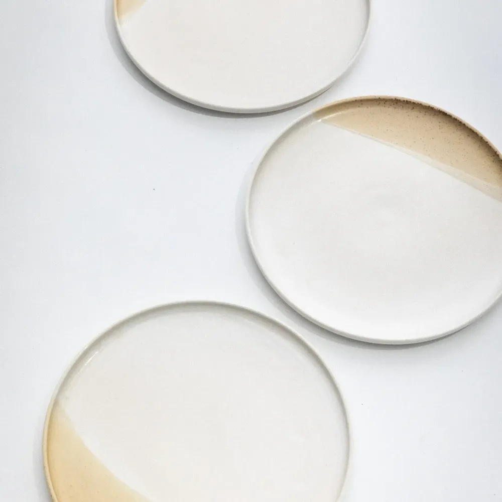 Assiettes au quotidien - Assiette Tuntu Blanc naturel Marron clair 25 cm - PENTIK
