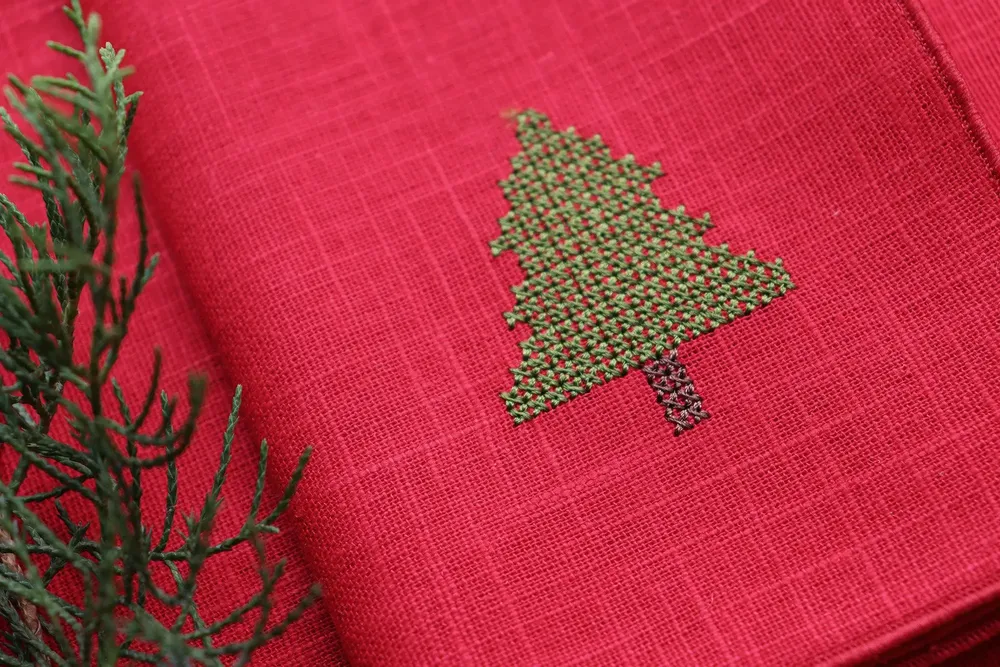 Linge de table textile - Serviette en lin PUNTO CROCE | Sapin de Noël - GIARDINO SEGRETO