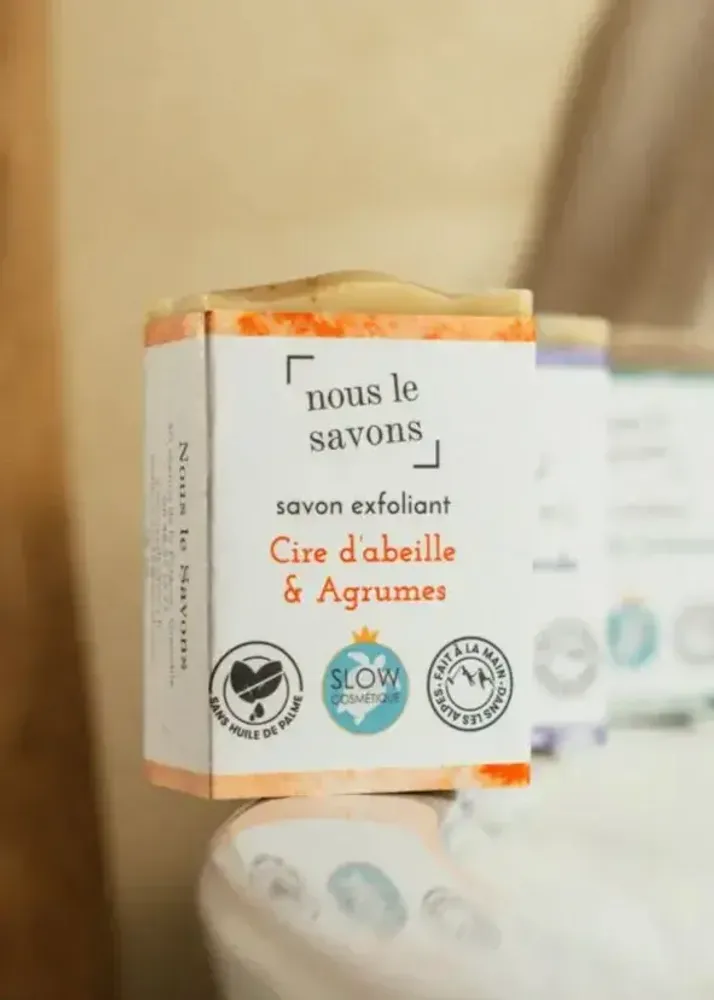 Cosmétiques - Savon bio exfoliant - Cire d'abeille & Agrumes - NOUS LE SAVONS