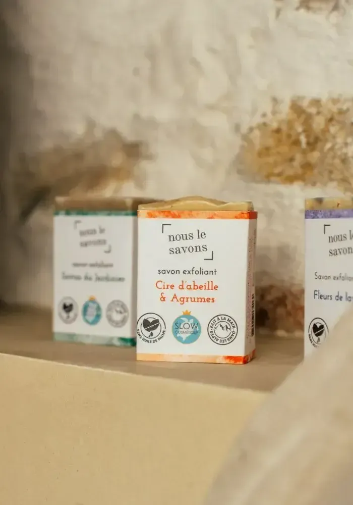 Cosmétiques - Savon bio exfoliant - Cire d'abeille & Agrumes - NOUS LE SAVONS