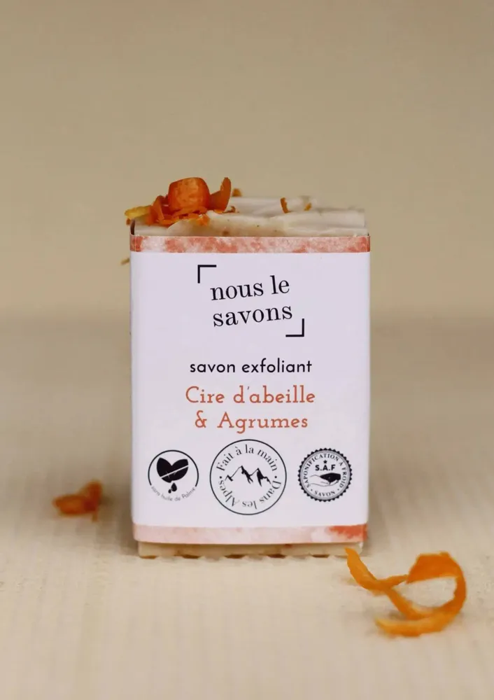 Cosmétiques - Savon bio exfoliant - Cire d'abeille & Agrumes - NOUS LE SAVONS