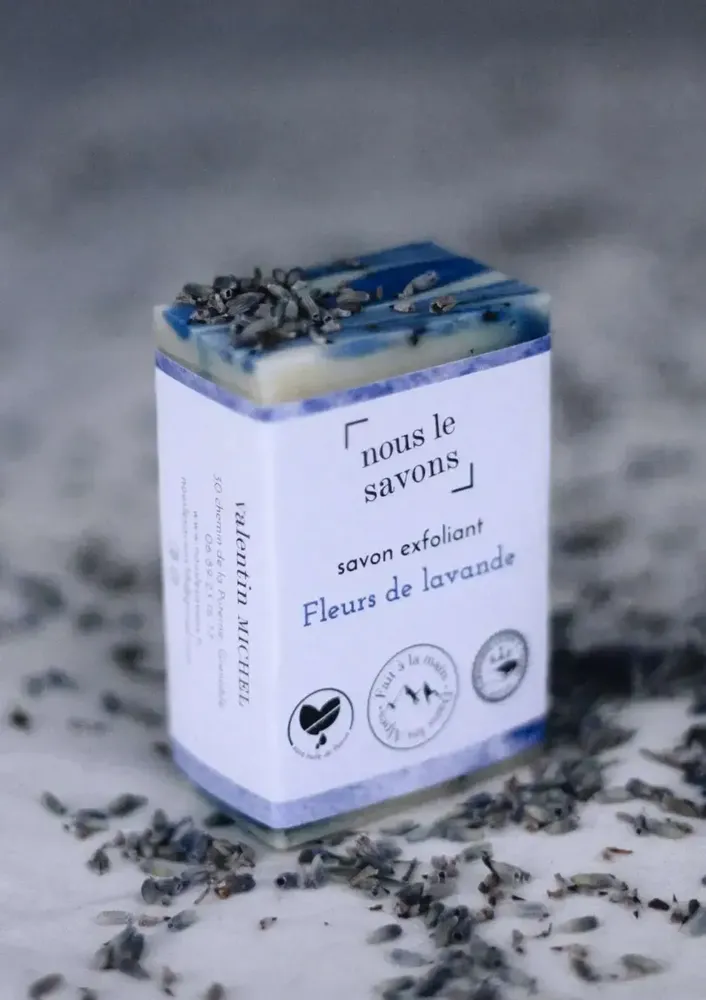 Cosmétiques - Savon bio exfoliant - Fleurs de lavande - NOUS LE SAVONS