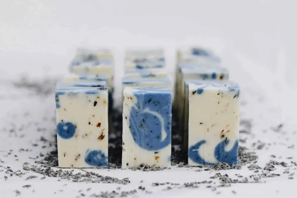 Cosmétiques - Savon bio exfoliant - Fleurs de lavande - NOUS LE SAVONS