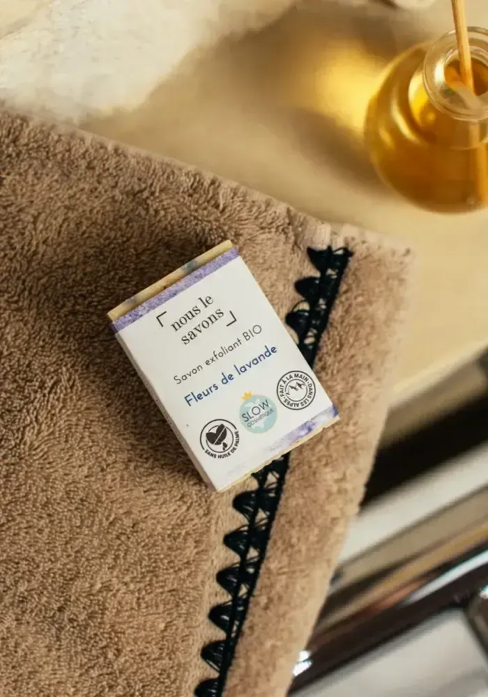 Cosmétiques - Savon bio exfoliant - Fleurs de lavande - NOUS LE SAVONS