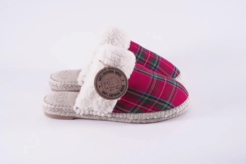 Homewear - Christmas magic at your feet: cozy tartan wool slippers. - ATELIER COSTÀ