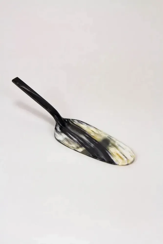 Kitchen utensils - Baguette cake server in black and white horn - L INDOCHINEUR X RIVÊT