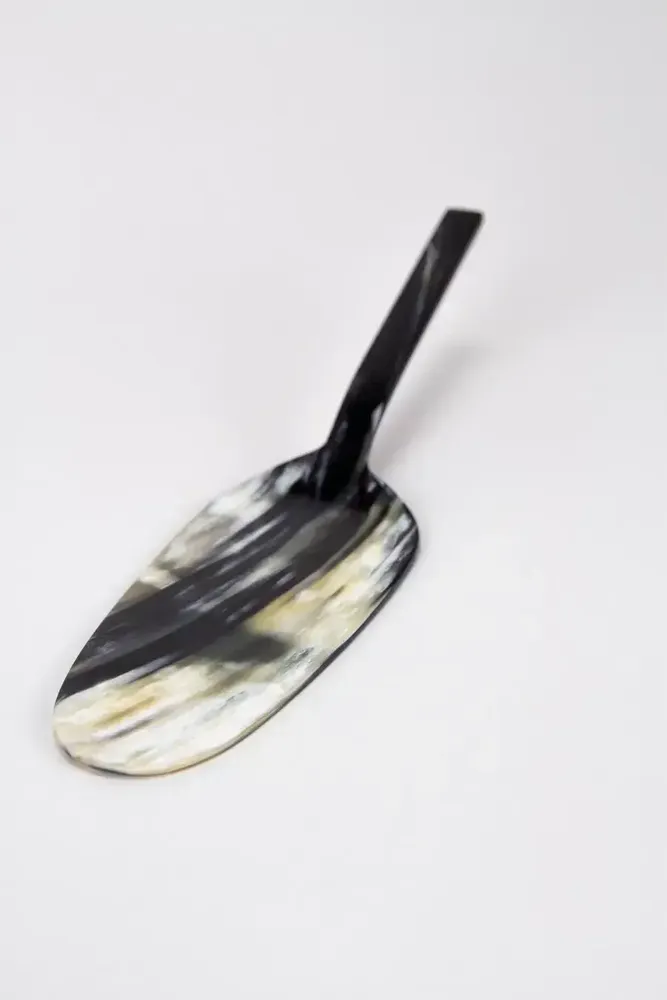 Kitchen utensils - Baguette cake server in black and white horn - L INDOCHINEUR X RIVÊT