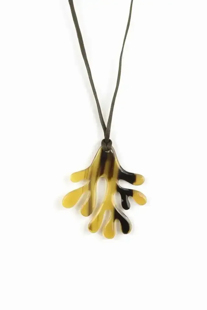 Jewelry - Coral pendant in blond horn - L INDOCHINEUR X RIVÊT