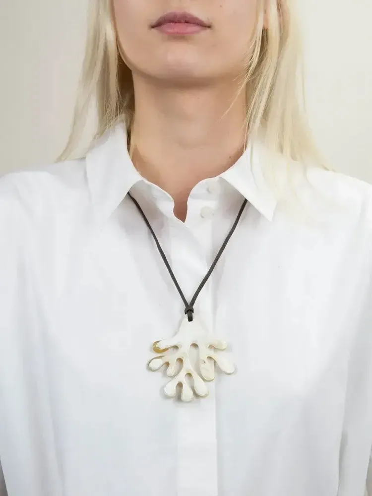 Jewelry - Coral pendant in blond horn - L INDOCHINEUR X RIVÊT