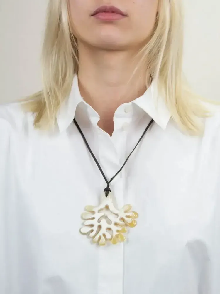 Jewelry - Large coral pendant in blond horn - L INDOCHINEUR X RIVÊT