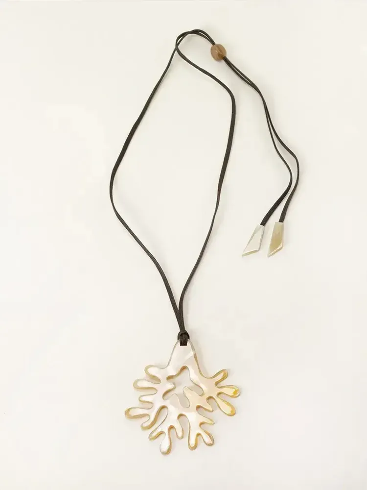 Jewelry - Large coral pendant in blond horn - L INDOCHINEUR X RIVÊT