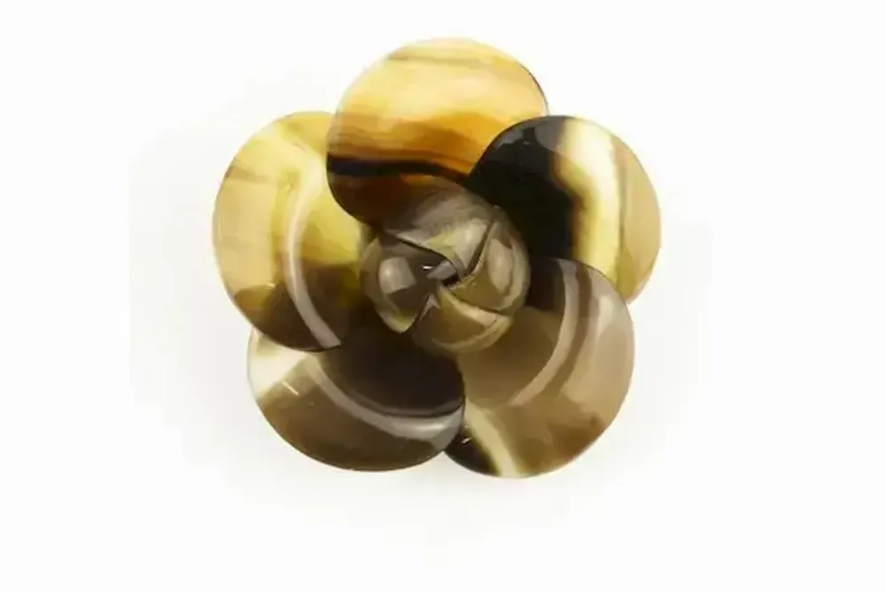 Broches - Broche camélia en corne blonde - L INDOCHINEUR X RIVÊT