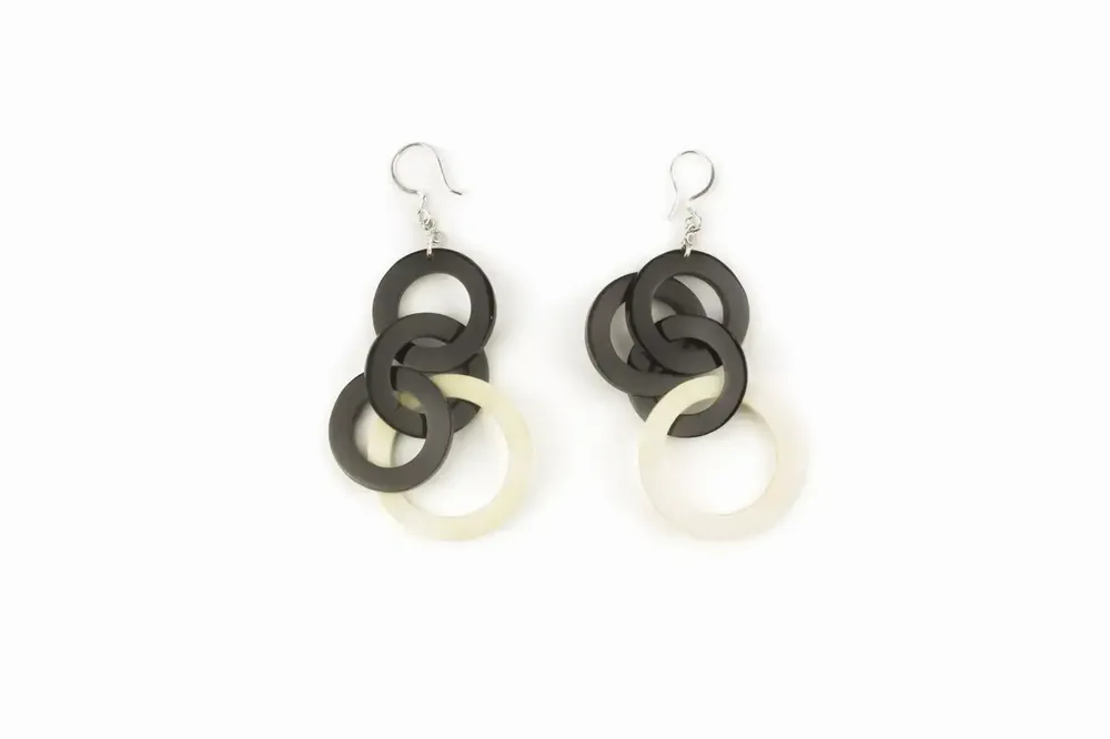 Bijoux - Boucles d'oreilles anneaux multiples en corne noire et blonde - L INDOCHINEUR X RIVÊT