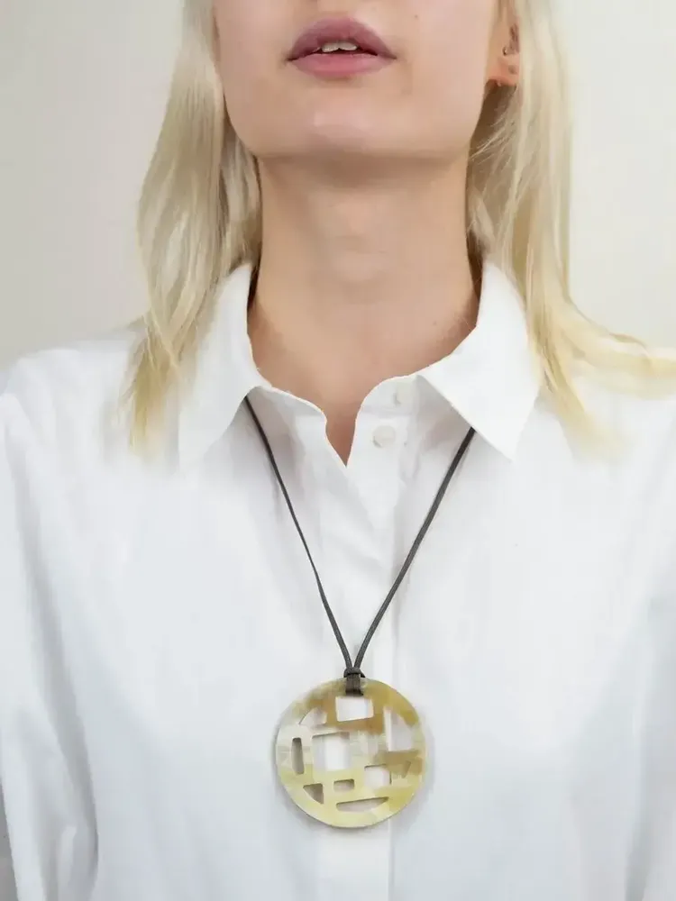 Bijoux - Pendentif damier bords libres en corne blonde - L INDOCHINEUR X RIVÊT