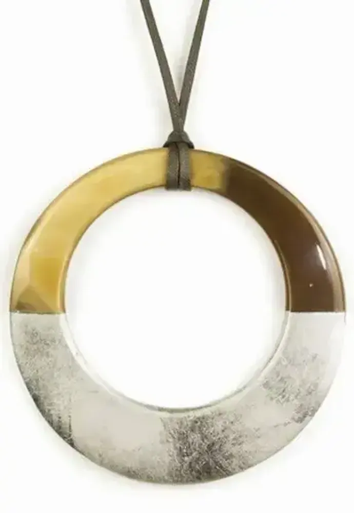 Bijoux - Pendentif grand anneau irrégulier laqué café crème - L INDOCHINEUR X RIVÊT