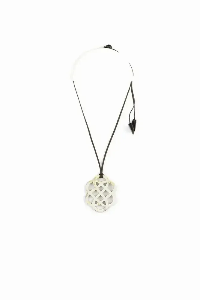 Jewelry - Flower pendant in blond horn - L INDOCHINEUR X RIVÊT