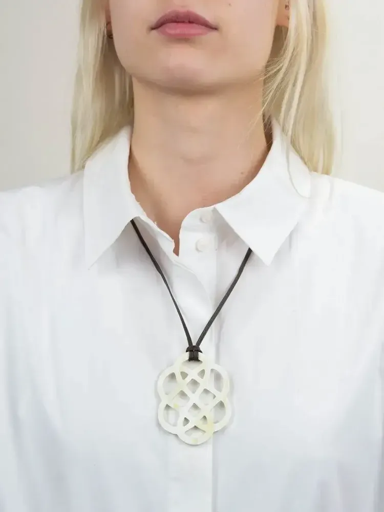 Jewelry - Flower pendant in blond horn - L INDOCHINEUR X RIVÊT