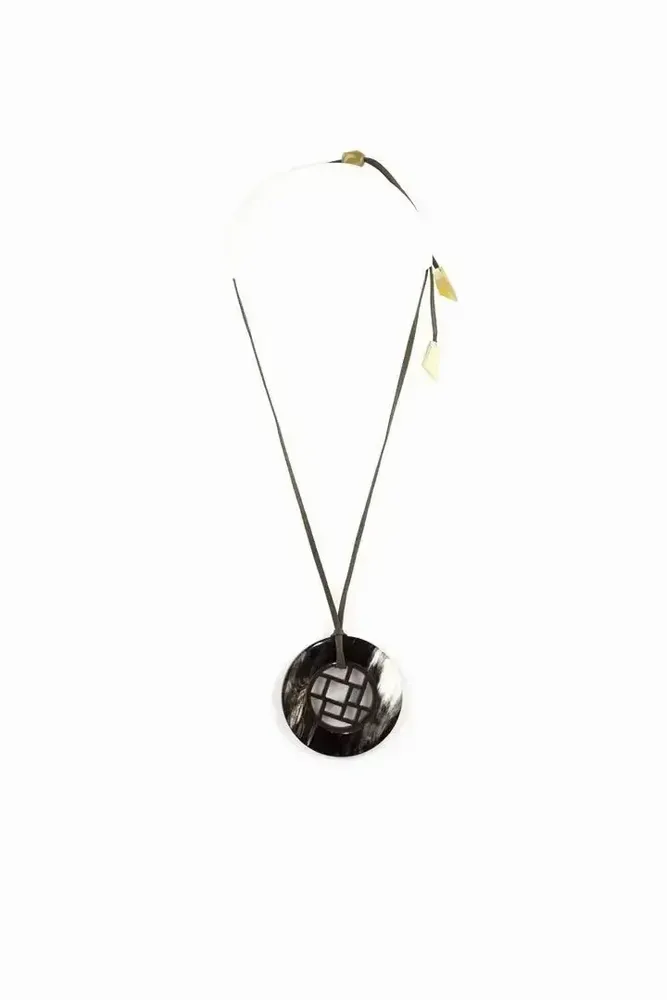 Jewelry - Checkered pendant circle with marbled black horn - L INDOCHINEUR X RIVÊT