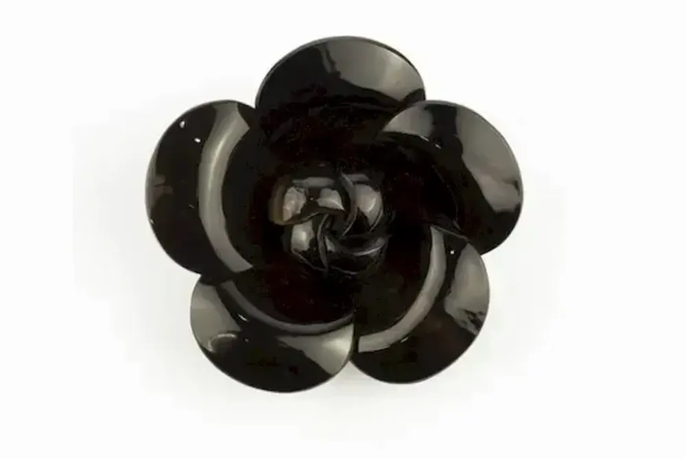 Brooches - Camellia brooch in marbled black horn - L INDOCHINEUR X RIVÊT