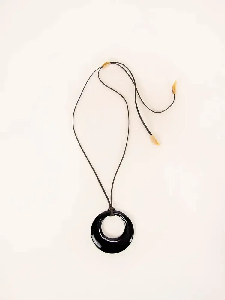 Jewelry - Small irregular ring pendant in marbled black horn - L INDOCHINEUR X RIVÊT