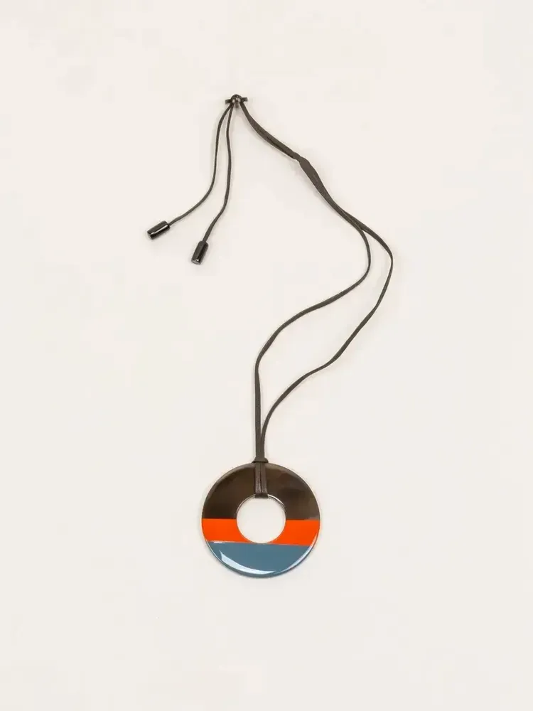 Bijoux - Pendentif anneau sabot de buffle et laque couleur indigo cafe crème - L INDOCHINEUR X RIVÊT
