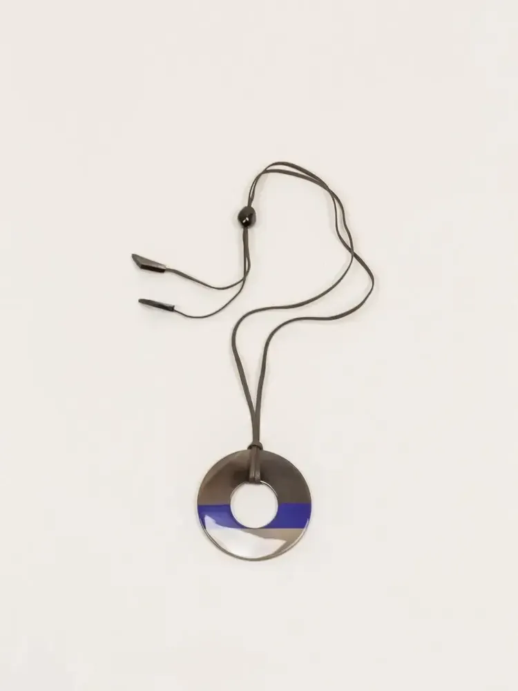 Bijoux - Pendentif anneau sabot de buffle et laque couleur indigo cafe crème - L INDOCHINEUR X RIVÊT
