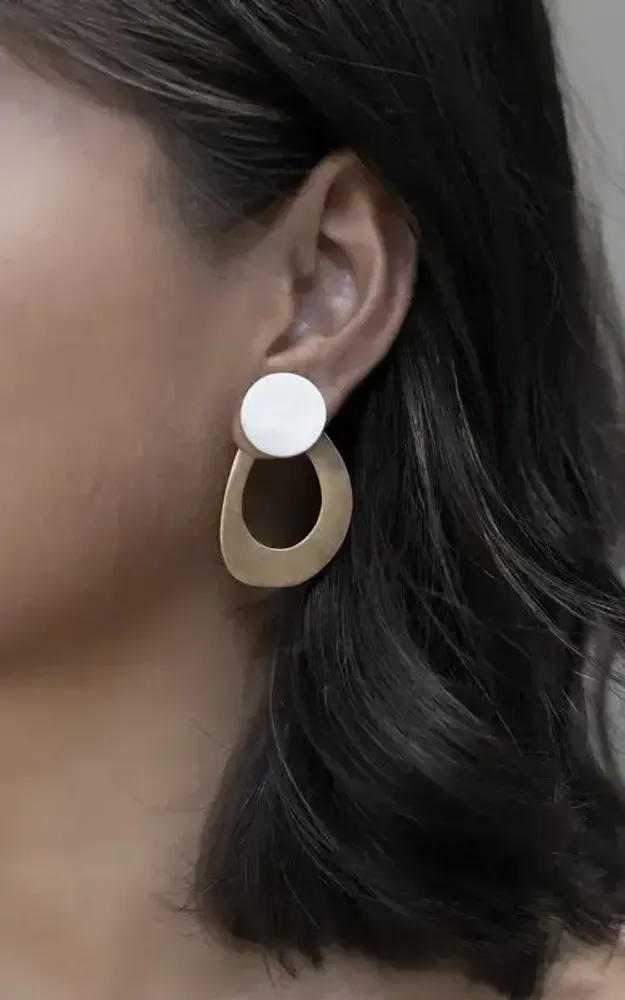 Bijoux - Boucles d'oreilles 2 parties ovales en laiton et pendant en corne blonde africaine - L INDOCHINEUR X RIVÊT