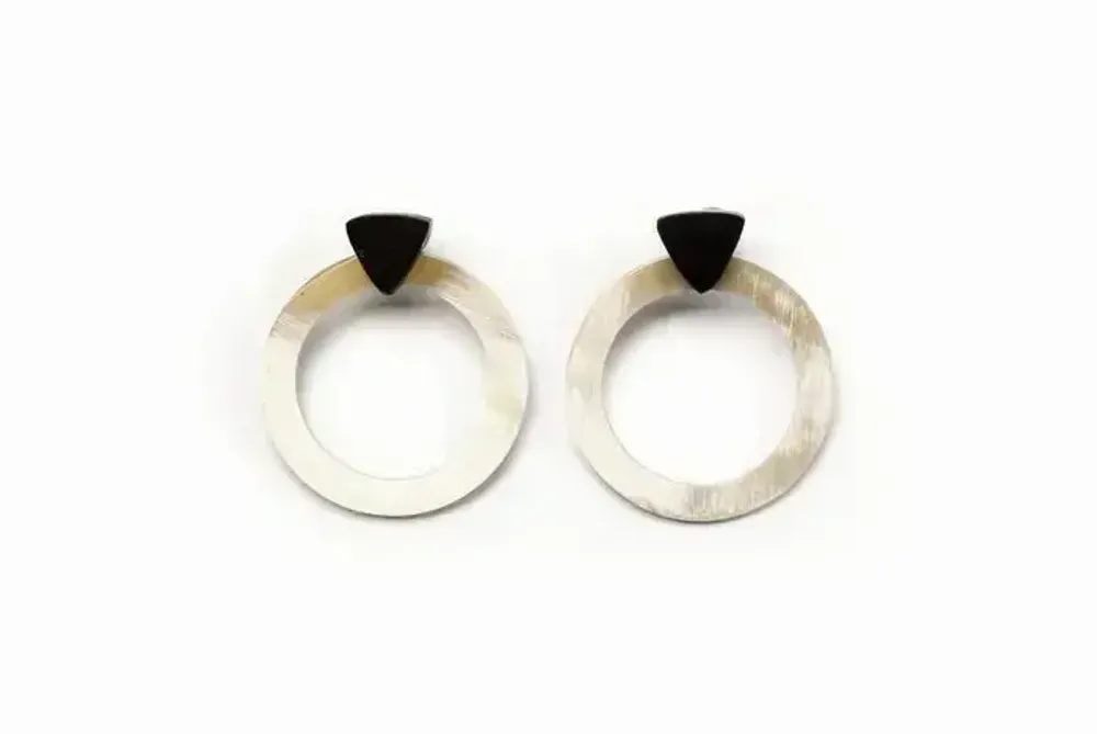 Jewelry - Blond horn circle and black triangle earrings - L INDOCHINEUR X RIVÊT