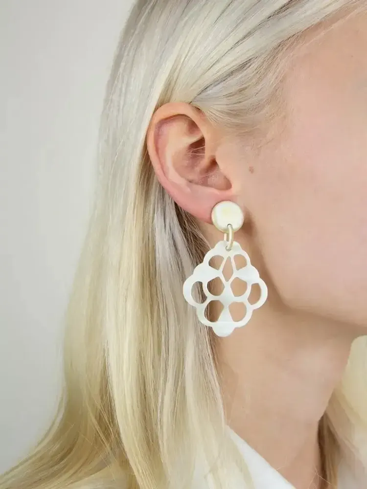 Bijoux - Boucles d'oreilles dentelle à tige en corne blonde - L INDOCHINEUR X RIVÊT