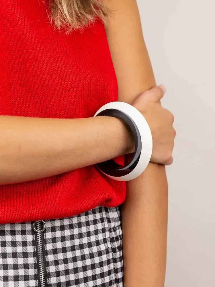 Bracelets - Black inside & white outside lacquered Saturne wood bracelet in Size L - L INDOCHINEUR X RIVÊT