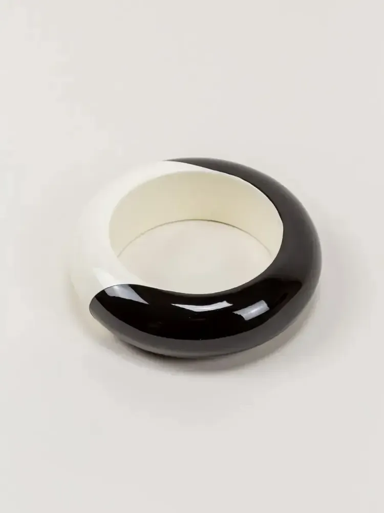 Bracelets - Black outside and white inside round lacquered wood bracelet in Size L - L INDOCHINEUR X RIVÊT