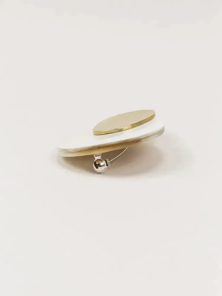 Brooches - Large round brooch in horn and brass - L INDOCHINEUR X RIVÊT